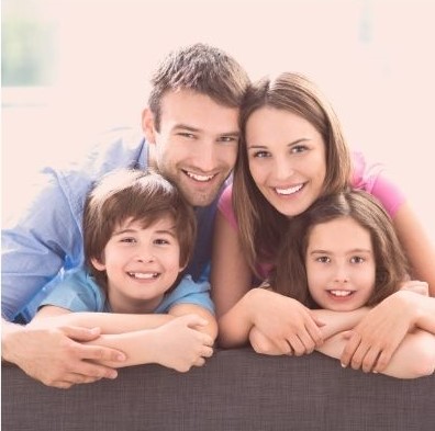 Famille avec enfants souriante en consultation thérapeutique