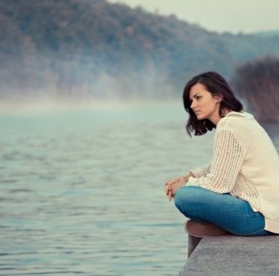 femme devant un lac en introspection